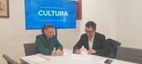 El director general del Instituto de las Industrias Culturales y las Artes, Manuel Cebri&aacute;n, y la alcaldesa de Fortuna, Catalina Herrero, firman el...