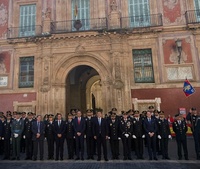 El consejero de Presidencia, Portavoc&iacute;a, Acci&oacute;n Exterior y Emergencias, Marcos Ortu&ntilde;o, junto a otras autoridades y miembros de la Polic&iacute;a Local de...