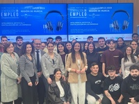 La consejera Carmen Conesa, con miembros de Acci&oacute;n contra el Hambre, Amusal, profesores y alumnos de las Escuelas de Empleo Joven.