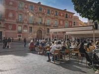 Restaurantes, caf&eacute;s y bares, cafeter&iacute;as, entre otros locales de hosteler&iacute;a, pueden ampliar su horario durante las fiestas.