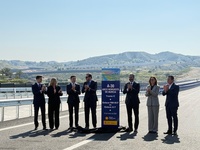 El consejero de Fomento e Infraestructuras, Jorge Garc&iacute;a Montoro, junto al ministro de Transporte y Movilidad Sostenible, &Oacute;scar Puente, durante la...