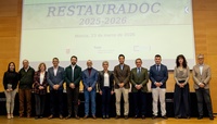 El director general de Patrimonio Cultural, Patricio S&aacute;nchez, con alcaldes y representantes de los municipios a los que se han restaurado documen...