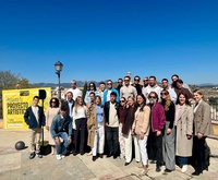 La consejera Carmen Conesa, con la alcaldesa de Ceheg&iacute;n, directora de Juventud, comit&eacute; de expertos, organizaci&oacute;n y j&oacute;venes artistas en la present...