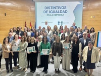 La consejera de Pol&iacute;tica Social, Familias e Igualdad, Conchita Ruiz, junto con las representantes de las empresas reconocidas con el DIERM