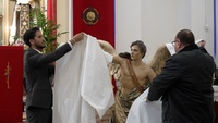 El director general de Patrimonio Cultura, Patricio S&aacute;nchez, descubre la imagen restaurada del &aacute;ngel de la Oraci&oacute;n del Huerto de Mula.