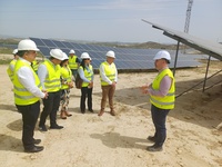 El consejero de Medio Ambiente, Universidades, Investigaci&oacute;n y Mar Menor, Juan Mar&iacute;a V&aacute;zquez, visita la planta fotovoltaica que la firma China Three...