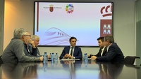 El consejero de Fomento e Infraestructura, Jorge Garc&iacute;a Montoro, durante la reuni&oacute;n con el presidente de la asociaci&oacute;n de consumidores Consumur, ...