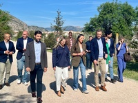 La consejera Carmen Conesa camina sobre un tramo mejorado entre Ceheg&iacute;n y Caravaca de la Cruz con los alcaldes de ambos municipios.