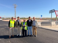 El director general de Carreteras, Francisco Carrillo, junto a la nueva glorieta construida en la diputaci&oacute;n cartagenera de La Aljorra con el objetivo...