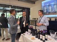 Imagen del secretario general junto a representantes de las DOP durante el evento de promoci&oacute;n de los vinos de la Regi&oacute;n de Murcia celebrado en B...