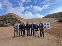 El consejero de Medio Ambiente, Universidades, Investigaci&oacute;n y Mar Menor, Juan Mar&iacute;a V&aacute;zquez, junto al alcalde de Mazarr&oacute;n, Gin&eacute;s Campillo, durante...