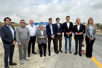 El consejero de Fomento e Infraestructuras, Jorge Garc&iacute;a Montoro, junto al alcalde de Alguazas, Jos&eacute; Gabriel Garc&iacute;a, en la visita al inicio de la...