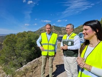 El consejero de Medio Ambiente, Universidades, Investigaci&oacute;n y Mar Menor, Juan Mar&iacute;a V&aacute;zquez, en su visita junto al alcalde de Lorca, Fulgencio Gil,...
