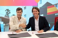 El director general de Deportes y el presidente de la Real Federaci&oacute;n Espa&ntilde;ola de Atletismo firman el acuerdo que reconoce el CAR de Los Narejos ...