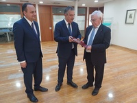 El consejero de Medio Ambiente, Universidades, Investigaci&oacute;n y Mar Menor, Juan Mar&iacute;a V&aacute;zquez, entreg&oacute; el Anteproyecto de la Ley de Universidades&nbsp;al...