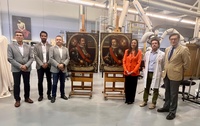 La consejera Carmen Conesa, con el alcalde Abanilla, Jos&eacute; Antonio Blasco, y los dos retratos de la familia Rocafull restaurados.