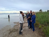 El consejero de Medio Ambiente, Universidades, Investigaci&oacute;n y Mar Menor, Juan Mar&iacute;a V&aacute;zquez, visita a las brigadas que realizan los trabajos de ...