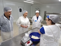 Imagen de la consejera, Sara Rubira, durante la visita a las instalaciones de Quesos Ruperto.&nbsp;