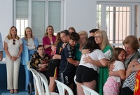 La consejera de Pol&iacute;tica Social, Familias e Igualdad, Conchita Ruiz, junto con la alcaldesa de Ceheg&iacute;n, Maravillas Alicia del Amor, durante la visita al taller intergeneracional 'Tecnolog&iacute;a Humana'