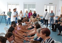 La consejera de Pol&iacute;tica Social, Familias e Igualdad, Conchita Ruiz, junto con la alcaldesa de Ceheg&iacute;n, Maravillas Alicia del Amor, durante la visita al taller intergeneracional 'Tecnolog&iacute;a Humana' (1)