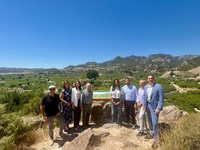La consejera Carmen Conesa y los alcaldes del Valle de Ricote, en el mirador inaugurado hoy.