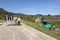 El consejero de Infraestructuras y Desarrollo Territorial, Jorge Garc&iacute;a Montoro, junto al alcalde de Moratalla, Juan Soria, durante la visita al ...