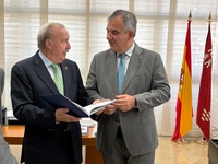 El consejero de Medio Ambiente, Industria, Universidades, Investigaci&oacute;n y Mar Menor, Juan Mar&iacute;a V&aacute;zquez,&nbsp;entrega la Ley de Universidades de la Regi&oacute;n...