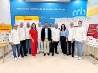 El director del Instituto de Turismo, Juan Francisco Mart&iacute;nez, con miembros de su equipo y de la asociaci&oacute;n de Jefes de Cocina de la Regi&oacute;n.