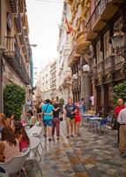 Turistas recorren la calle Mayor de Cartagena.