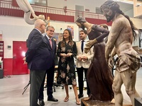 La consejera Carmen Conesa ante las im&aacute;genes procesionales del Nazareno de la Penitencia y el Ecce-Homo.&nbsp;