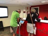 Turistas en la Oficina de Informaci&oacute;n.
