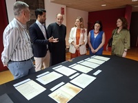 El director general de Patrimonio Cultural contempla los documentos con la alcaldesa de Alcantarilla y el delegado diocesano de Patrimonio