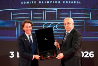 El director general de Deportes, Fran S&aacute;nchez, recibe la Placa Ol&iacute;mpica concedida a la Comunidad Aut&oacute;noma.