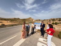 El consejero de Infraestructuras y Desarrollo Territorial, Jorge Garc&iacute;a Montoro, junto a la alcaldesa de Alcantarilla, Paqui Terol y concejal de ...