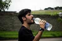Salud recomienda beber agua con frecuencia, sin esperar a tener sed y evitar excitantes