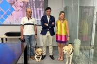 El consejero de Infraestructuras y Desarrollo Territorial, Jorge Garc&iacute;a Montoro, junto a la presidenta de la Asociaci&oacute;n de Usuarios de Perros Gu&iacute;a...