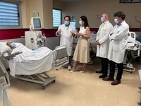 La consejera de Salud, Isabel Ayala, durante su visita a la Unidad de Hemodi&aacute;lisis de la Secci&oacute;n de Nefrolog&iacute;a del Hospital General Universitario...