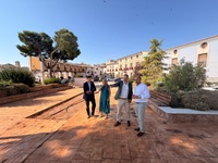 El consejero de Infraestructuras y Desarrollo Territorial, Jorge Garc&iacute;a Montoro, junto a la alcaldesa de Ceheg&iacute;n Alicia del Amor, supervisan el inicio...