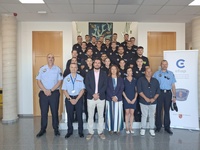 La directora general de Funci&oacute;n P&uacute;blica y Di&aacute;logo Social, Caridad de la Hera junto a los representantes municipales, formadores y aspirantes a Polic&iacute;a...