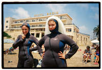 Imagen difundida por Netflix del rodaje junto al Hotel Bah&iacute;a de Mazarr&oacute;n
