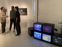 Imagen de la visita a la exposici&oacute;n 'The flowers are burning', del Marc Mateos Monteagudo, comisariada por Rodrigo Carre&ntilde;o en el centro P&aacute;rraga