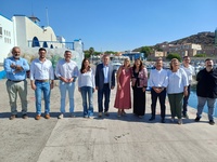 Un momento de la visita del consejero, junto a la presidenta de la Comisi&oacute;n de Pesca de la UE.
