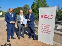 El consejero de Medio Ambiente, Industria, Universidades, Investigaci&oacute;n y Mar Menor, Juan Mar&iacute;a V&aacute;zquez, entrega el anteproyecto de la Ley de la ...