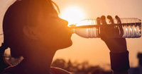 Salud recomienda beber agua con frecuencia, sin esperar a tener sed