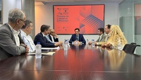 El consejero de Infraestructuras y Desarrollo Territorial, Jorge Garc&iacute;a Montoro, junto al presidente del Colegio Oficial de Aparejadores, Arquitectos...