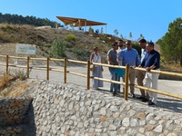 Imagen del consejero, Joaqu&iacute;n Buend&iacute;a, durante su visita a las obras de protecci&oacute;n frente a inundaciones en el barranco de Pliego.