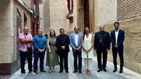 La consejera Carmen Conesa y el obispo de la Di&oacute;cesis, Jos&eacute; Manuel Lorca, con el resto de participantes frente a la fachada restaurada.