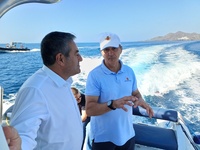 Imagen del consejero, Joaqu&iacute;n Buend&iacute;a, durante su visita a la reserva marina Cabo de Palos-Islas Hormigas.