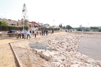 Imagen del consejero, Joaqu&iacute;n Buend&iacute;a, junto a la alcaldesa de Cartagena, Noelia Arroyo, en la visita a las actuaciones de recuperaci&oacute;n de la rambla...