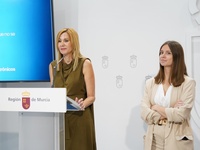 La consejera de Econom&iacute;a, Hacienda, Portavoc&iacute;a, Fondos Europeos y Transformaci&oacute;n Digital, Marisa L&oacute;pez Arag&oacute;n, junto con la directora general de ...